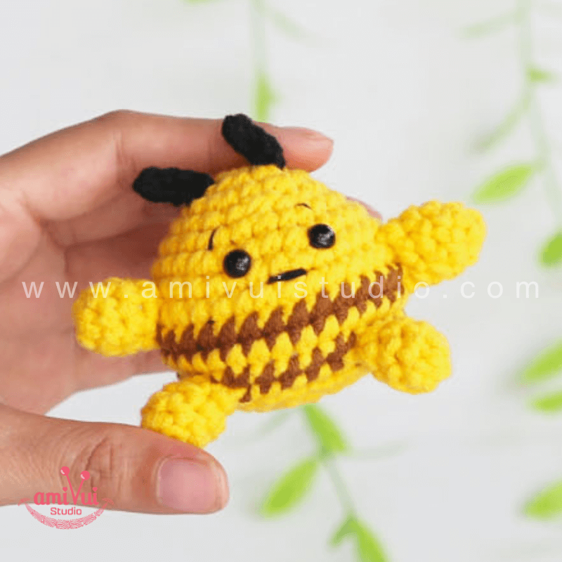 Amigurumi Chubby Bee Keychain - Free Crochet pattern by AmivuiStudio