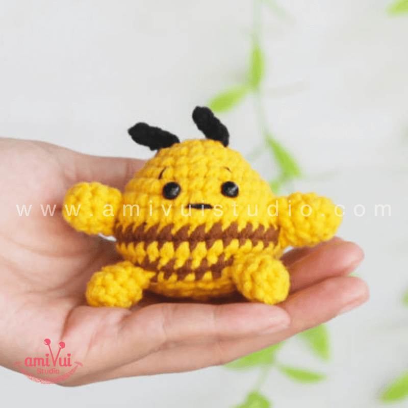 Amigurumi Chubby Bee Keychain - Free Crochet pattern by AmivuiStudio
