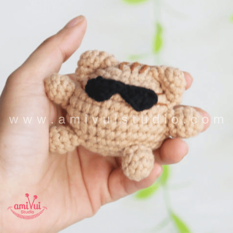 Amigurumi Chubby Cat Keychain - Free Crochet pattern by AmivuiStudio