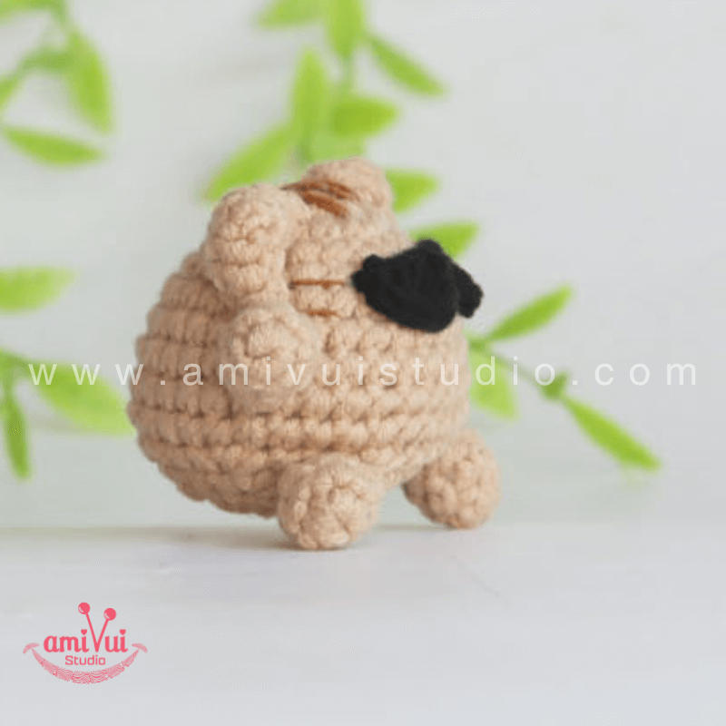 Amigurumi Chubby Cat Keychain - Free Crochet pattern by AmivuiStudio