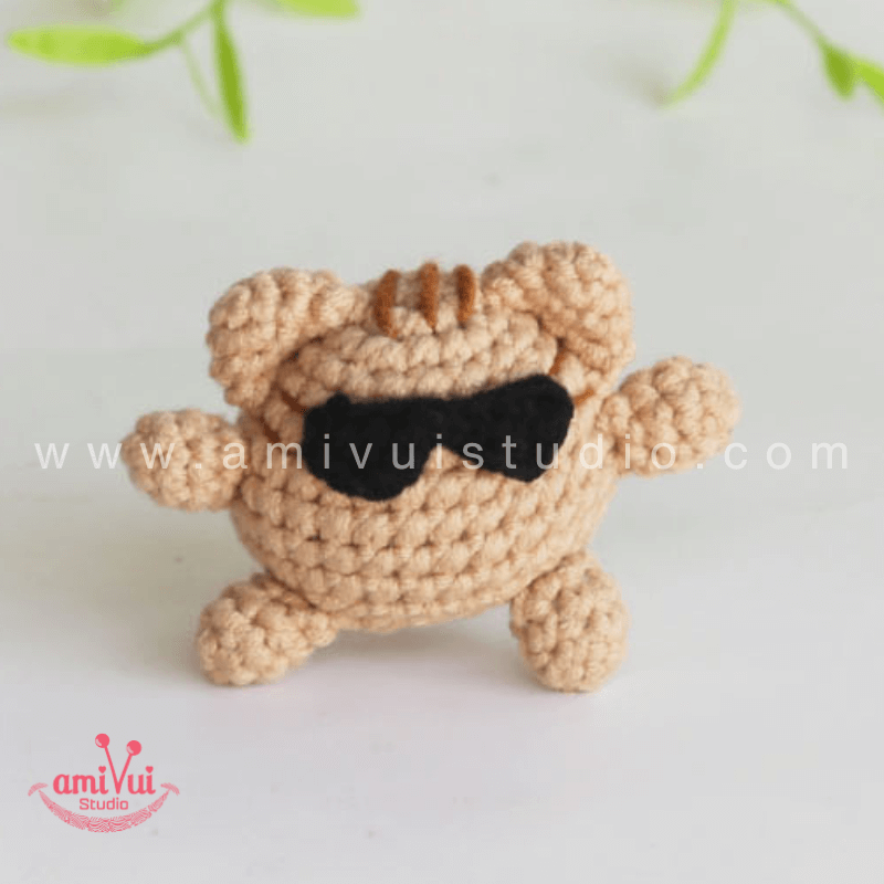 Amigurumi Chubby Cat Keychain - Free Crochet pattern by AmivuiStudio
