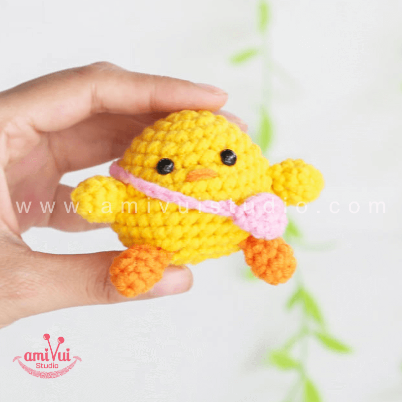 Amigurumi Chubby Chicken Keychain - Free Crochet pattern by AmivuiStudio