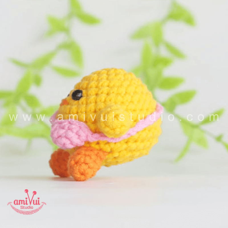 Amigurumi Chubby Chicken Keychain - Free Crochet pattern by AmivuiStudio