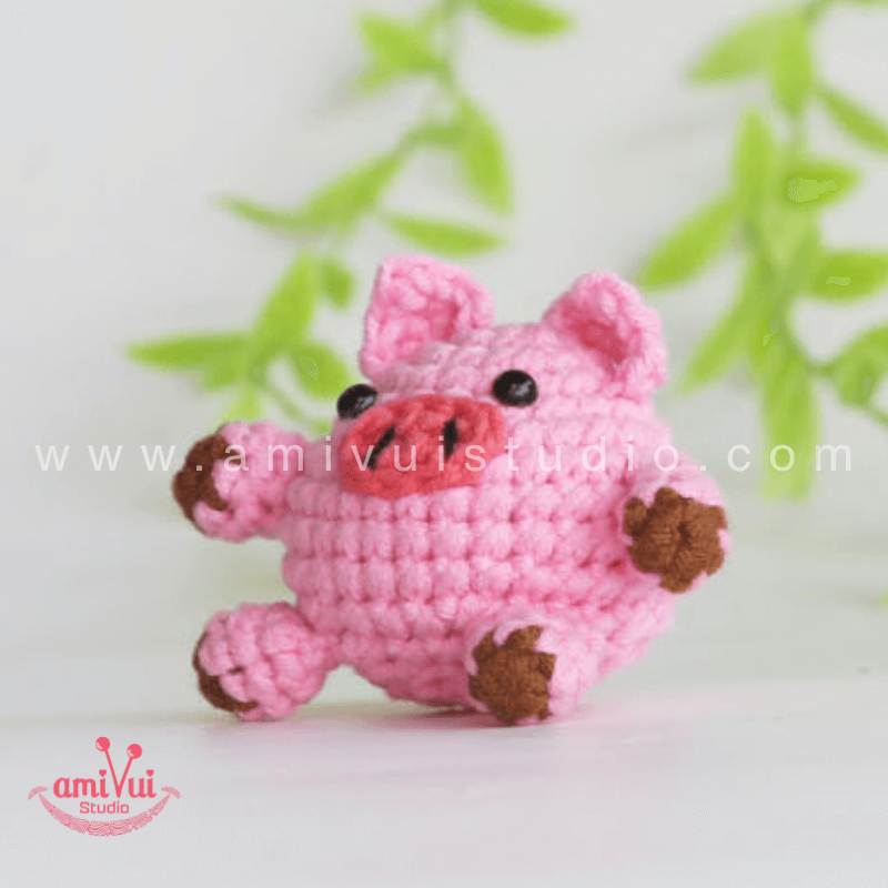 Amigurumi Chubby Pig Keychain - Free Crochet pattern by AmivuiStudio