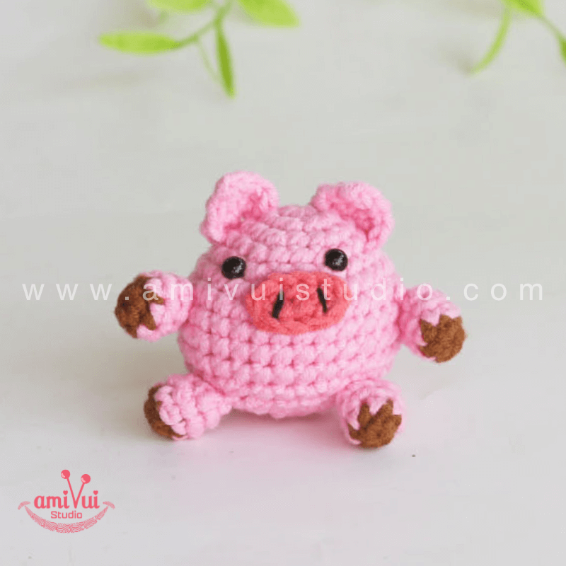 Amigurumi Chubby Pig Keychain - Free Crochet pattern by AmivuiStudio