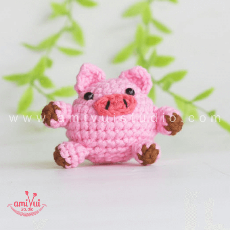 Amigurumi Chubby Pig Keychain - Free Crochet pattern by AmivuiStudio