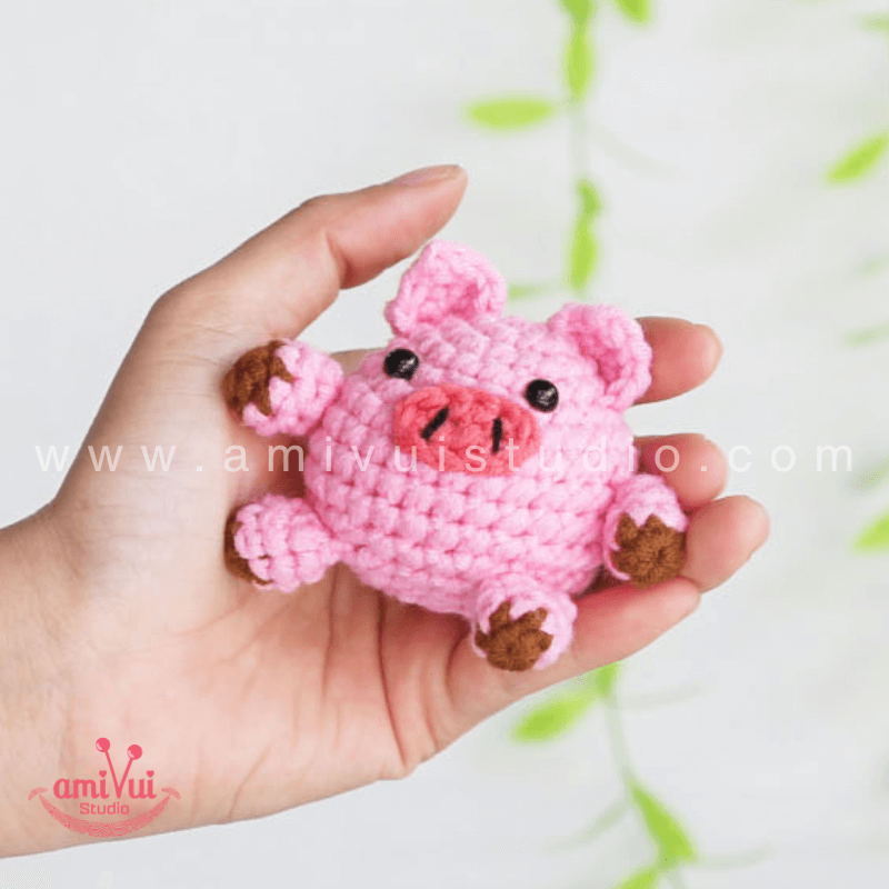 Amigurumi Chubby Pig Keychain - Free Crochet pattern by AmivuiStudio
