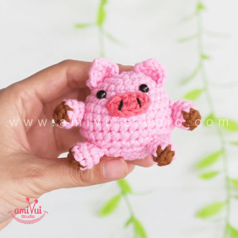 Amigurumi Chubby Pig Keychain - Free Crochet pattern by AmivuiStudio
