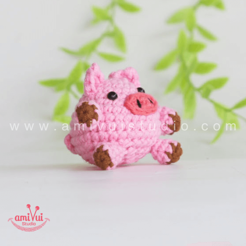 Amigurumi Chubby Pig Keychain - Free Crochet pattern by AmivuiStudio