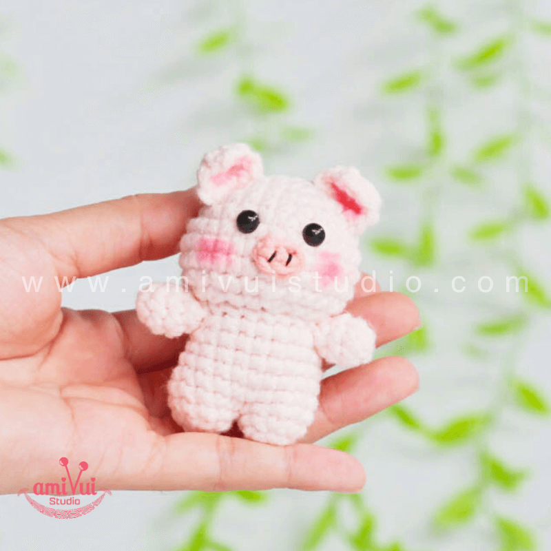 Amigurumi Pig Keychain - Free Crochet pattern by AmivuiStudio