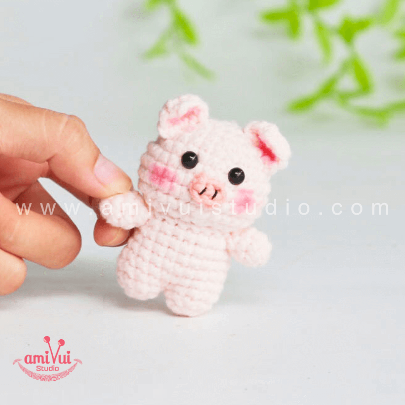 Amigurumi Pig Keychain - Free Crochet pattern by AmivuiStudio