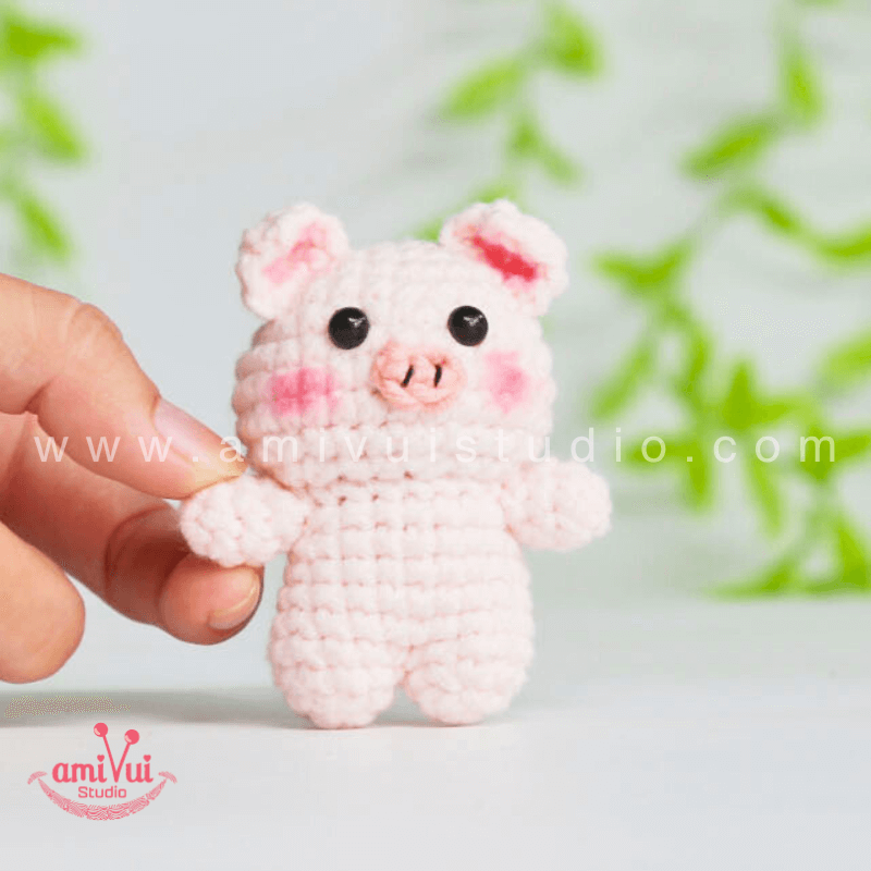 Amigurumi Pig Keychain - Free Crochet pattern by AmivuiStudio