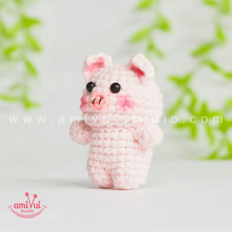 Amigurumi Pig Keychain - Free Crochet pattern by AmivuiStudio