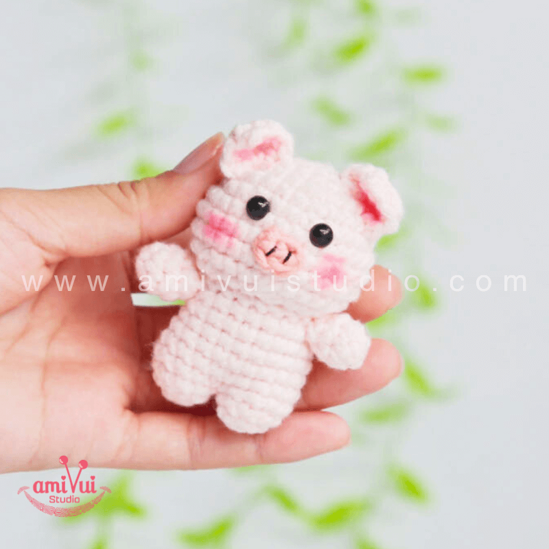 Amigurumi Pig Keychain - Free Crochet pattern by AmivuiStudio