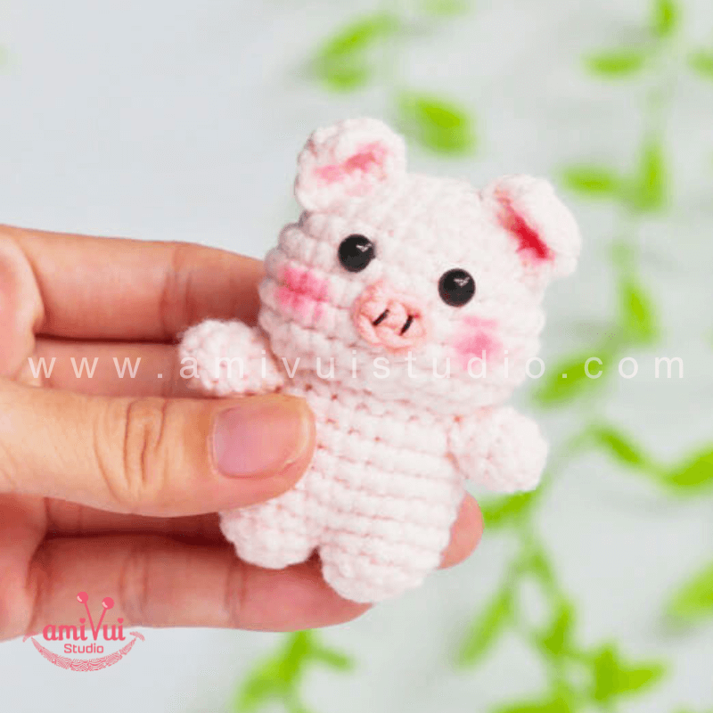 Amigurumi Pig Keychain - Free Crochet pattern by AmivuiStudio