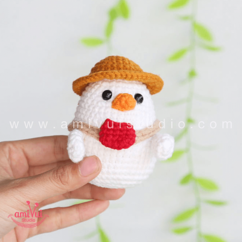 Chicken keychain - Free Amigurumi Pattern by AmivuiStudio