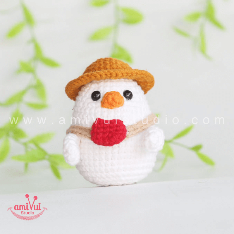 Chicken keychain - Free Amigurumi Pattern by AmivuiStudio