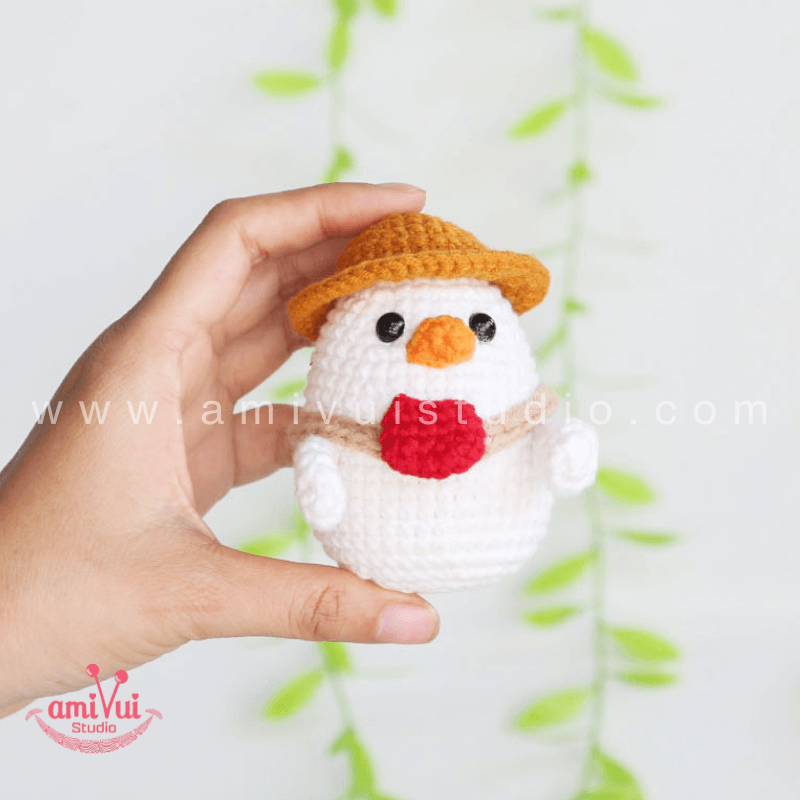 Chicken keychain - Free Amigurumi Pattern by AmivuiStudio