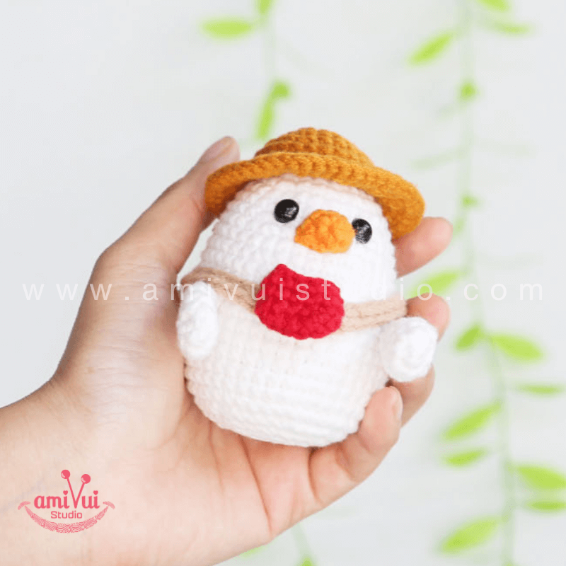 Chicken keychain - Free Amigurumi Pattern by AmivuiStudio