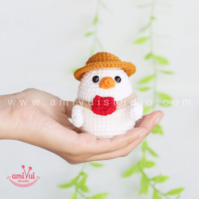 Chicken keychain - Free Amigurumi Pattern by AmivuiStudio