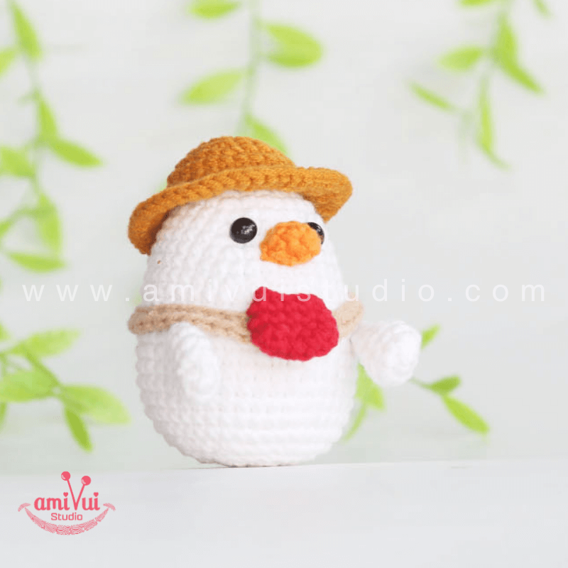 Chicken keychain - Free Amigurumi Pattern by AmivuiStudio