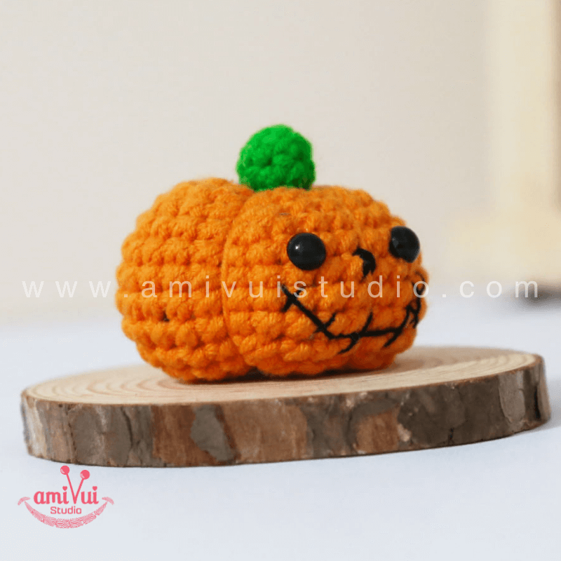 Pumpkin Halloween keychain - Free Amigurumi Pattern by AmivuiStudio