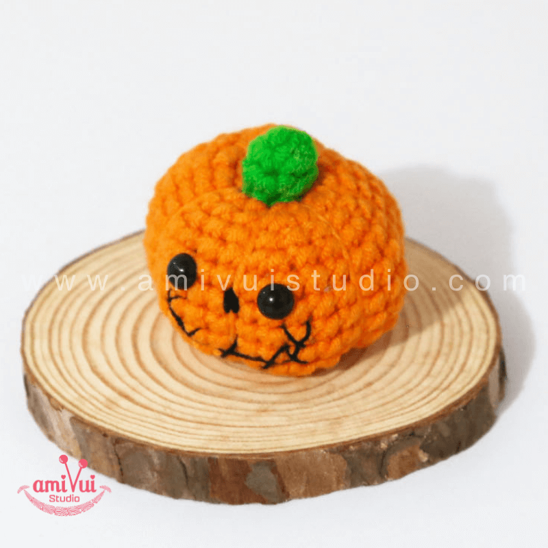 Pumpkin Halloween keychain - Free Amigurumi Pattern by AmivuiStudio
