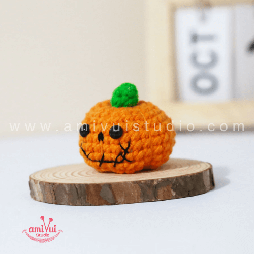 Mini Pumpkin Halloween Keychain Amigurumi – Free Crochet Pattern