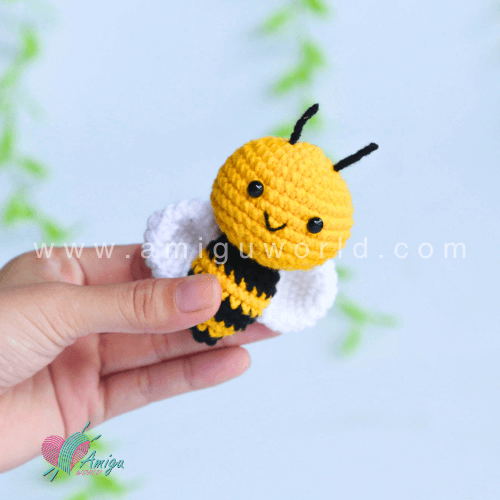 Little bee keychain free amigurumi crochet pattern