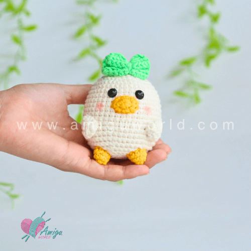 Amigurumi duck with blue bow free pattern crochet