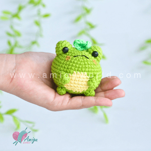 Free pattern crochet amigurumi chibi frog with leaf hat